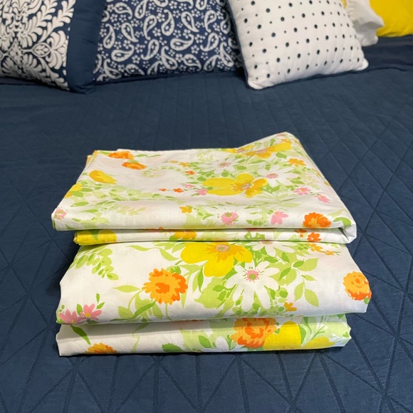 Vintage Bed Sheets (twin) - Picture 2 of 7